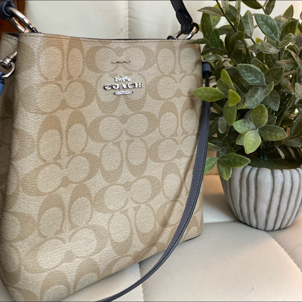 🦋 COACH Bucket Bag w Removable Shoulder Strap🦋